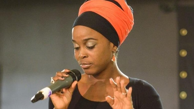 La chanteuse d'origine béninoise, Carine Au Micro.