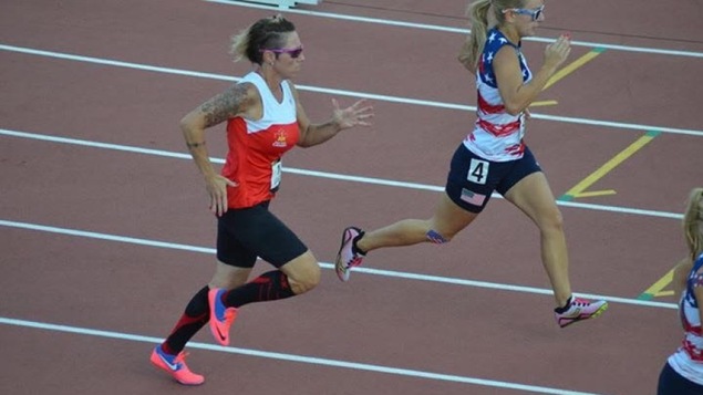 Hélène Lescelleur court sur une piste d'athlétisme