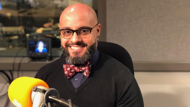 Kerolos Saleib pose devant un microphone.