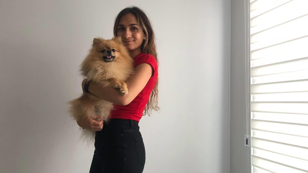 Lisa Lakreche tient son chien Lupi, un poméranien.