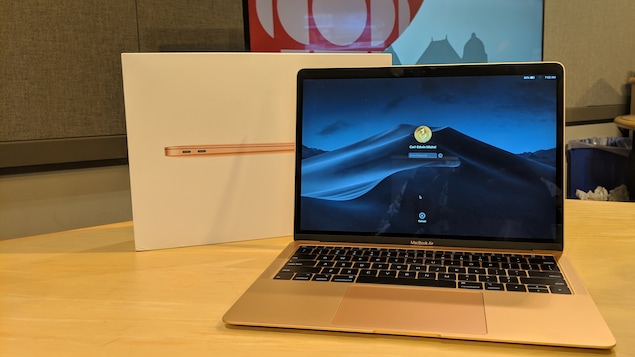 L'ordinateur portable Macbook Air.