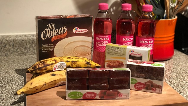 Des bananes plantain, des gelées à la goyave, des desserts à base de dulce de leche et des boissons gazeuses Manzana Postobon.