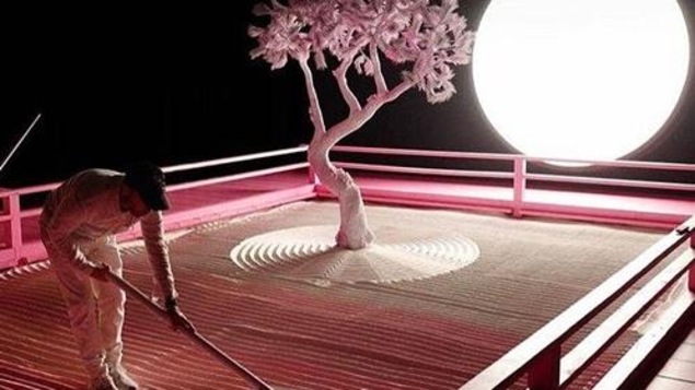L'installation artistique "Lunar Garden" présente un arbre et la lune. L'installation artistique "Lunar Garden" présente un arbre et la lune.