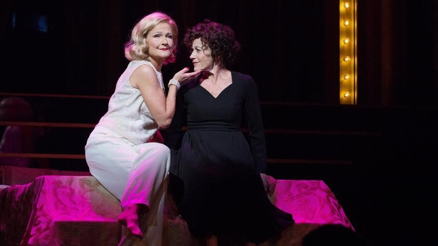Jayne Lewis et Louise Pitre sur scène.