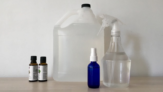 Nettoyant tout usage maison à base d'eau, de vinaigre blanc et d'huiles essentielles