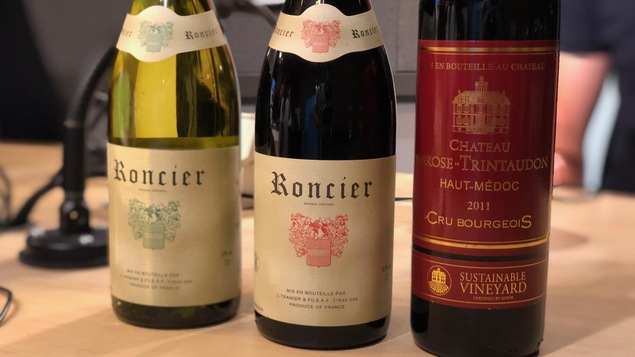 Trois bouteilles de vin.