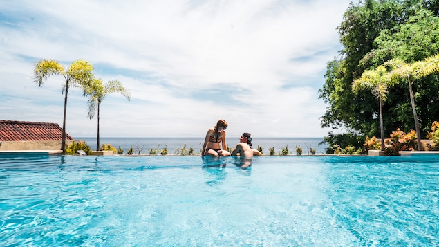 MJ Lalande et Alex Normand sont sur le bord d'une piscine, à Bali.