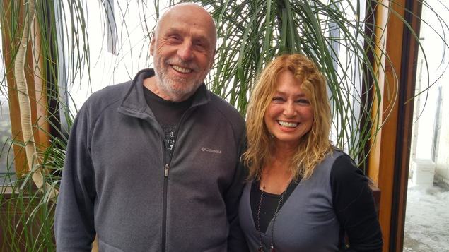 YVON PARÉ et DANIELLE DUBÉ devant des plantes