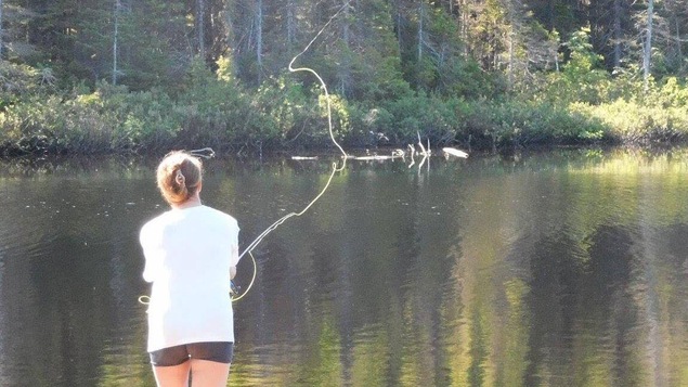 Une jeune fille pêche dans la ZEC Matimek de Sept-Îles