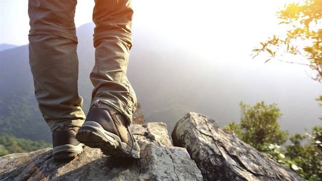 Un homme fait de la randonnée pédestre en montagne