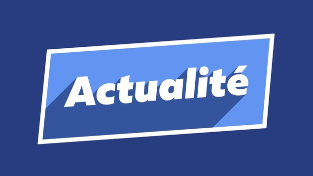 Le mot actualité écrit sur fond bleu