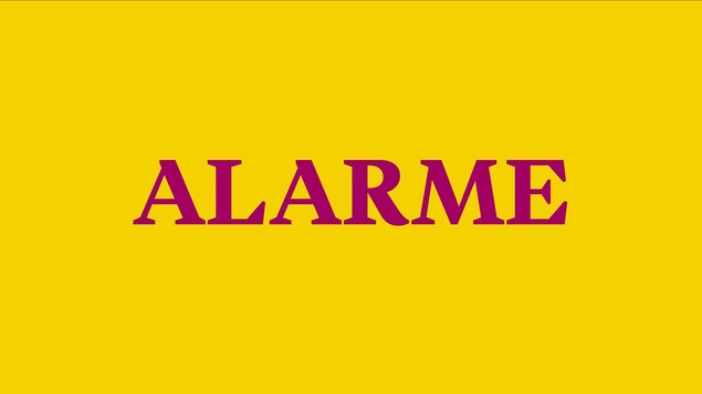 Alarme, inscription fuchsia sur fond jaune