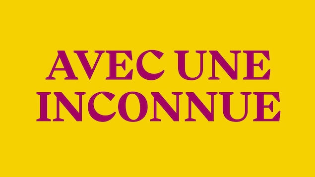 Avec une inconnue, inscription fuchsia sur fond jaune