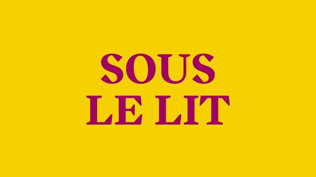 Sous le lit, inscription fuchsia sur fond jaune