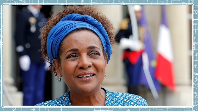 Le visage de Michaëlle Jean dehors avec un bandeau bleu.