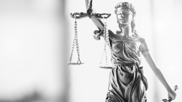 Une statue les yeux bandés représentant la justice.