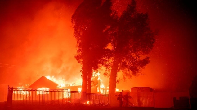 Une maison brûle dans un feu de forte intensité.