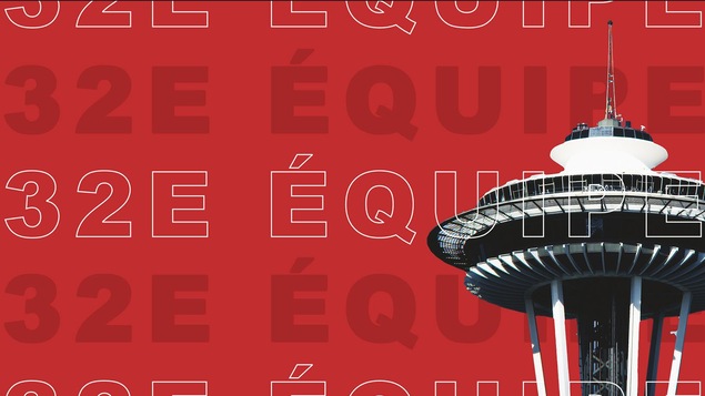 Le haut de la tour Space Needle de Seattle sur fond rouge avec libellé « 32e équipe »