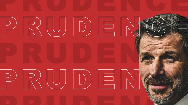 Marc Bergevin avec libellé Prudence sur fond rouge.