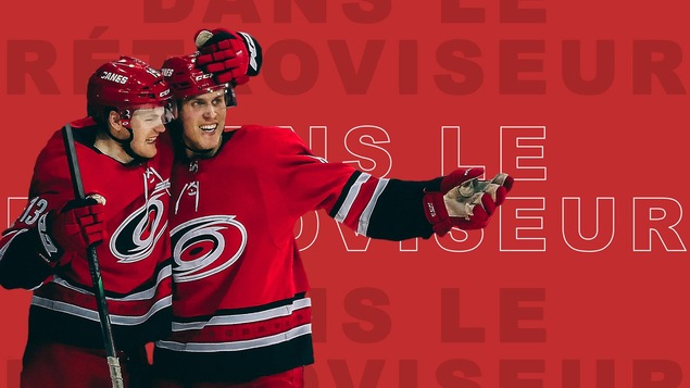 Deux joueurs des Hurricanes sur fond rouge avec libellé « Dans le rétroviseur ».