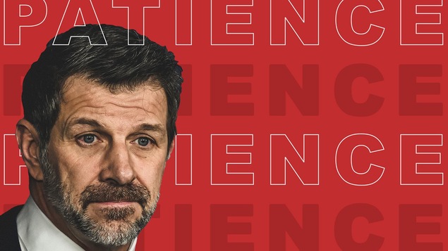 Marc Bergevin sur fond rouge avec le libellé « Patience »
