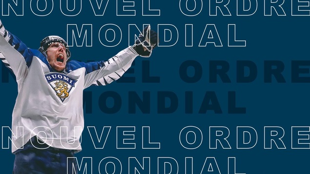 Photo du joueur Marko Anttila, les deux bras en l'air, sur fond bleu avec le libellé « Nouvel ordre mondial ».