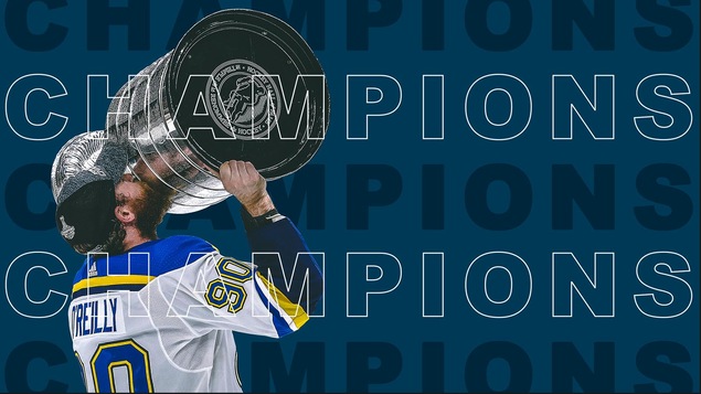 Ryan O'Reilly embrassant la Coupe Stanley sur fond bleu avec libellé Champions.