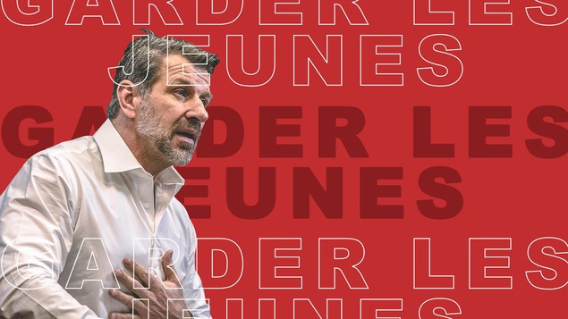 Marc Bergevin sur fond rouge avec libellé : Garder les jeunes.