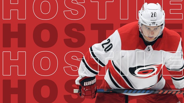 Sebastian Aho des Hurricanes de la Caroline sur fond touge avec libellé : Hostile