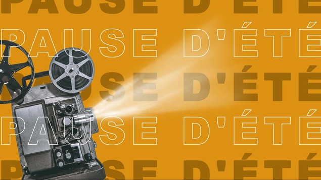 Projecteur de film sur fond jaune avec libellé Pause d'été