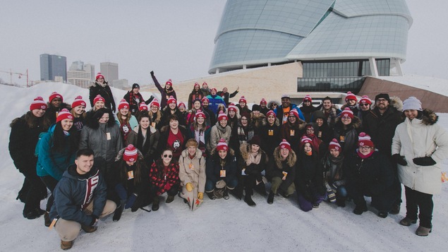 Les participants d’Atachtatük, une virée au Festival du Voyageur devant le Musée canadien pour les droits de la personne.
