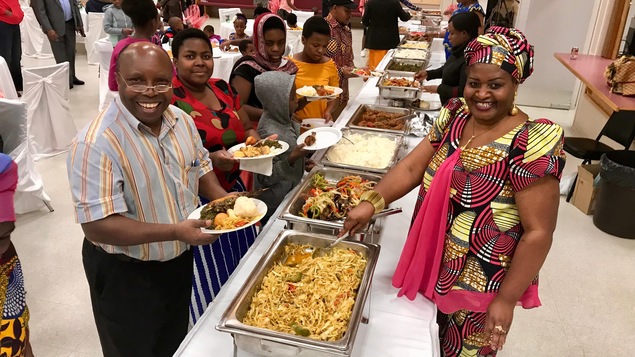 Les invités se servent au buffet.