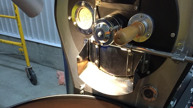 Une machine à café dans une usine de café à Val-d'Or.