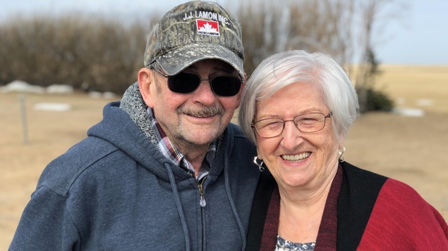 Une photo de Charlie et Marguerite dans un champ près de Biggar.