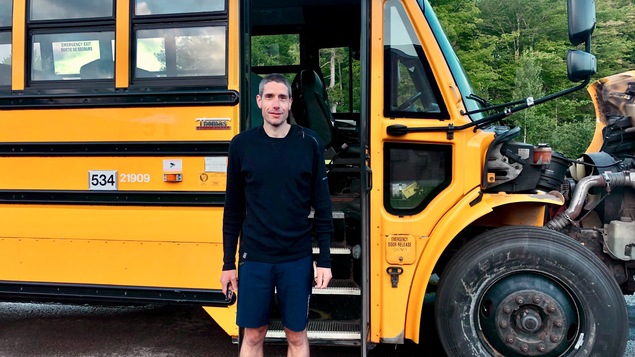 Olivier Valton devant son autobus scolaire.
