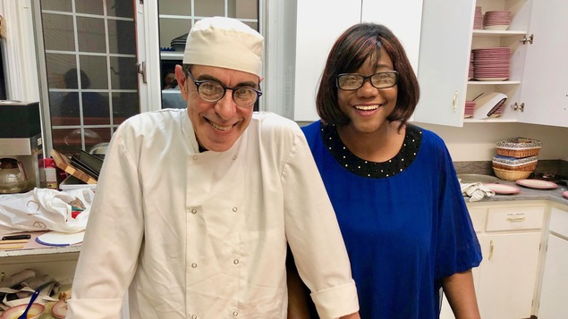 Walter et Patricia avec de grands sourires dans la cuisine