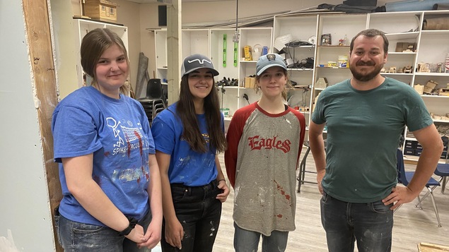 Savannah Chicoine, Samantha Gaudet, Desirée Rabut et leur enseignant Michel Gareau à l'École St-Isidore de Bellevue, en Saskatchewan, en juin 2022.