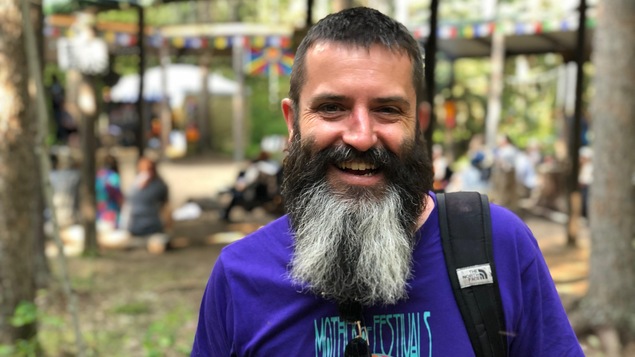 Portrait de Danny Rousseau, tout sourire.