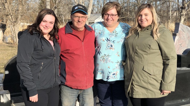 La famille Kusch devant des pierres tombales sur leur terrain