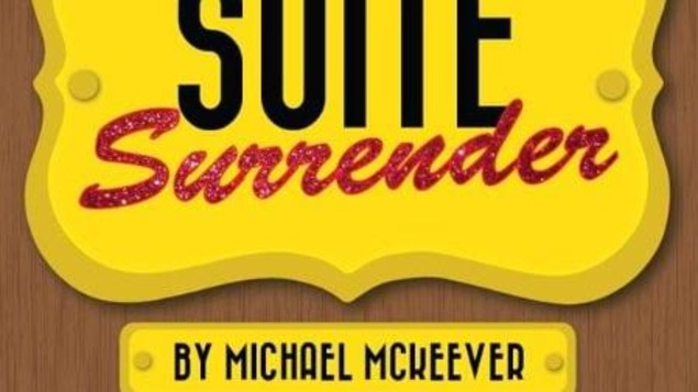 Pièce d'époque, la pièce Suite Surrender nous ramène en 1942 dans une suite d'hôtel attribuée par erreur à deux divas hollywoodiennes qui se détestent