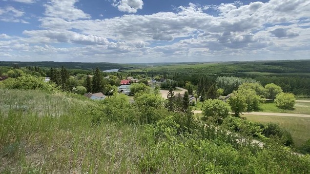 Vue du village et la rivière Saskatchewan nord au loin. 