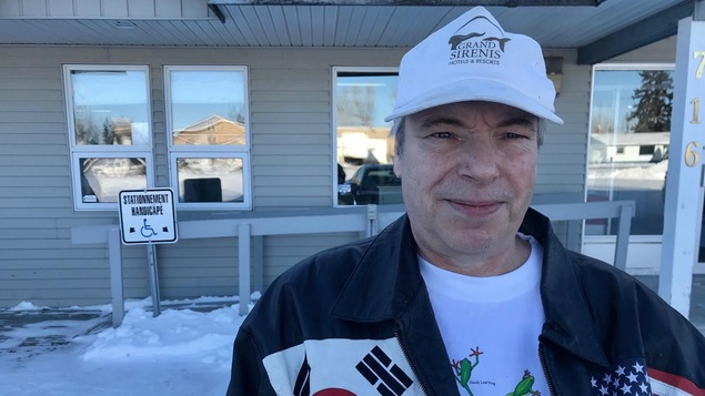 Greg Grenier devant le Centre francophone de Bellevue