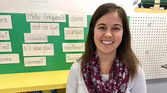 Kelly Hunter dans sa salle de classe à Bellegarde