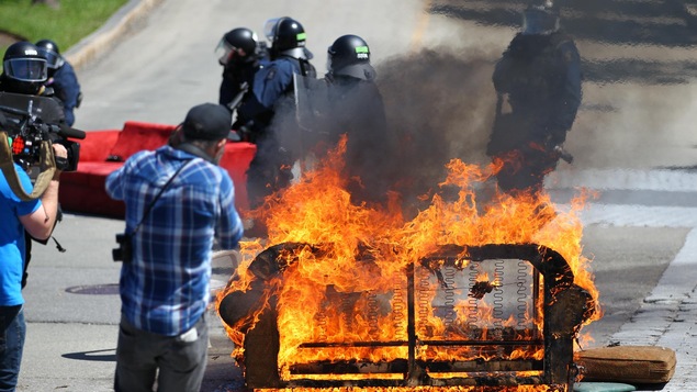 Un divan en feu sur l'avenue Honoré-Mercier, à l'entrée de l'autoroute Dufferin-Montmorency.