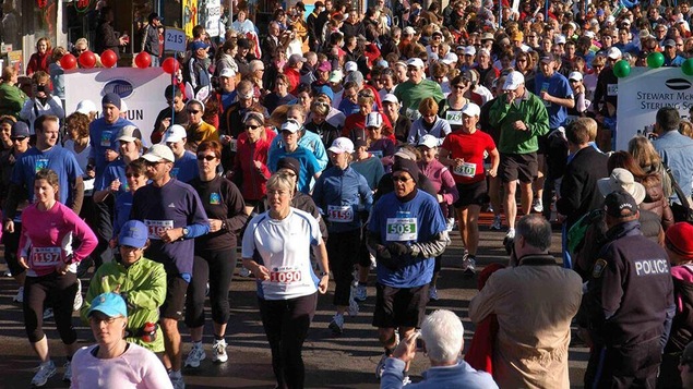 Plusieurs personnes qui courent un marathon dans les rues de Charlottetown.