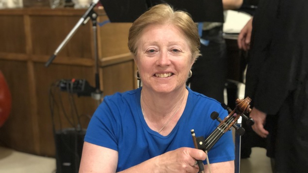 Marielle Gauthier tient son violon lors d'une répétition de l'orchestre