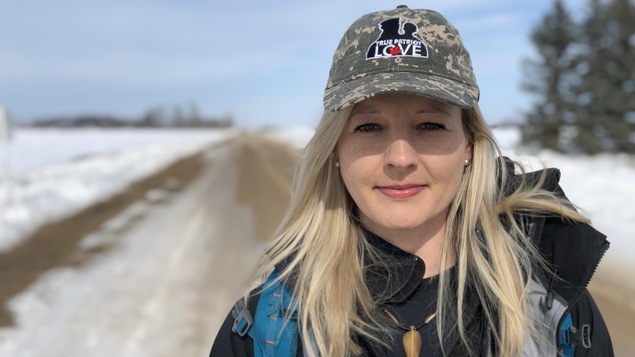 Natalie Forcier est debout sur une route à Bellevue