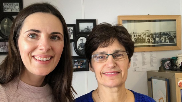 Nicole Lavergne-Smith et Alice Gaudet dans le bureau des Archives de Bellevue