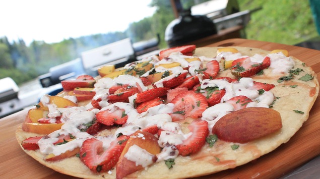 Une pizza aux fruits.
