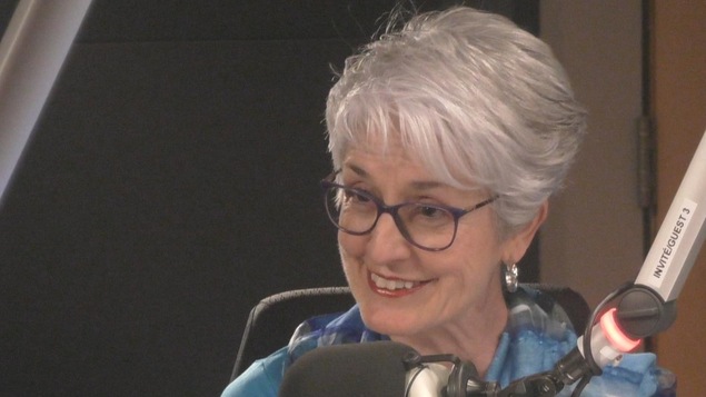 Simone Neveux au micro du studio 14 de Radio-Canada à Winnipeg